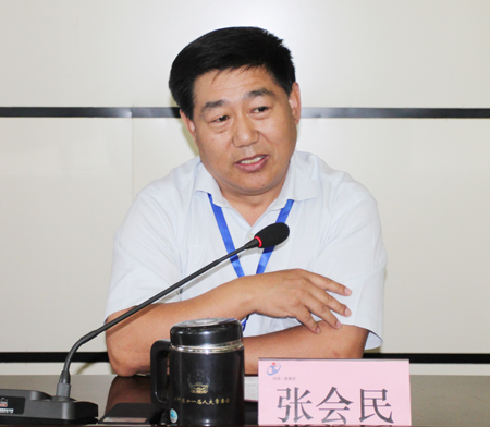 集團公司黨委書(shū)記張會(huì )民為大家上黨課
