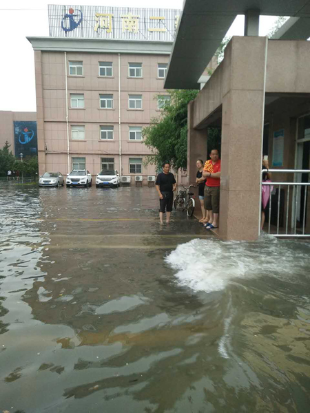 經(jīng)過(guò)搶險救援，水位下降
