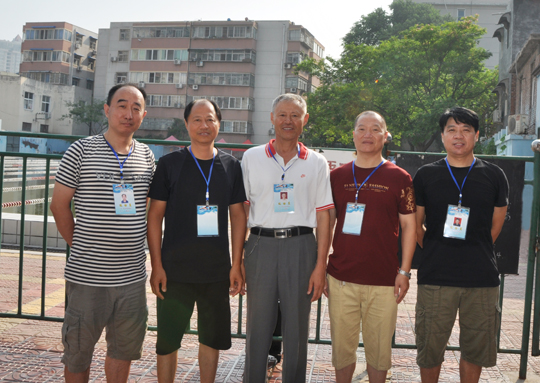 公司和住建委代表隊其他單位運動(dòng)員在比賽場(chǎng)外合影