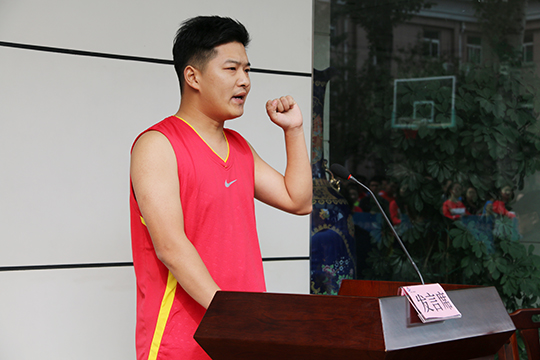 運動(dòng)員代表李亮亮在會(huì )上宣誓
