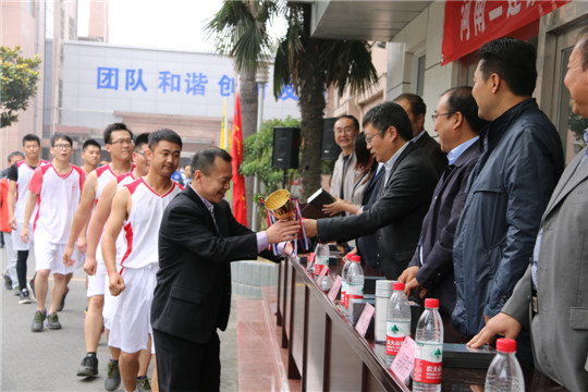 集團公司董事長(cháng)黃道元等領(lǐng)導為獲獎團隊頒獎