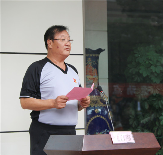 裁判組組長(cháng)葉青林宣布比賽成績(jì)