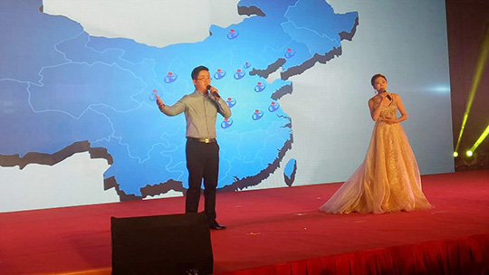 楊爍與其他選手合唱《祖國萬(wàn)歲》