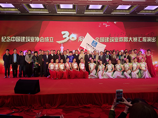 中建協(xié)領(lǐng)導、大賽評委與參加演出人員合影留念