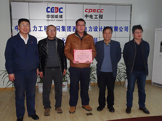 西北院領(lǐng)導為項目主管工長(cháng)馬文帥頒發(fā)“質(zhì)量先進(jìn)個(gè)人”榮譽(yù)證書(shū)