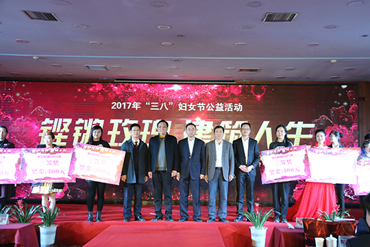 集團公司總經(jīng)理祝建明與其他領(lǐng)導為獲獎演員頒獎并合影