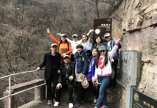 集團公司領(lǐng)導和部分女工在游覽過(guò)程中駐足合影