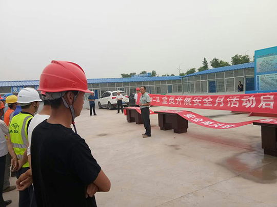 鋼結構公司副總經(jīng)理魏燕敏發(fā)表講話(huà)