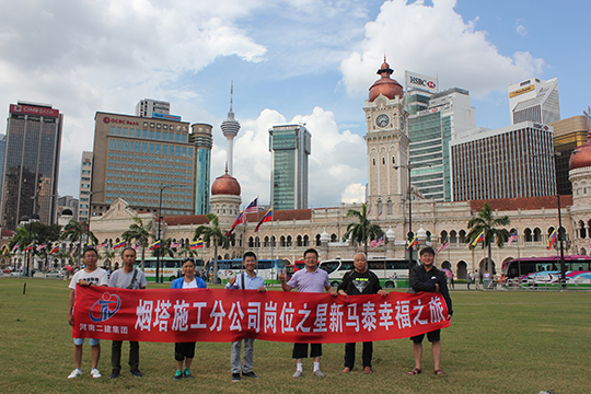 ”崗位之星“在獨立廣場(chǎng)前開(kāi)心留影