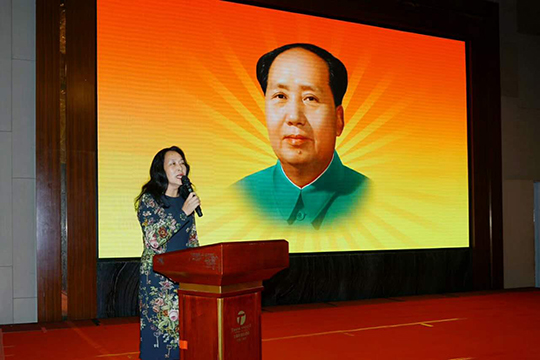 河南省建筑業(yè)協(xié)會(huì )副會(huì )長(cháng)兼秘書(shū)長(cháng)李娟致辭