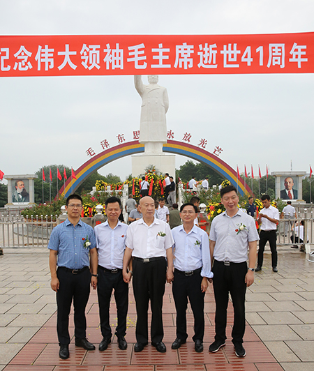 集團公司祝建明等領(lǐng)導和中建協(xié)吳濤副會(huì )長(cháng)參觀(guān)南街村并合影