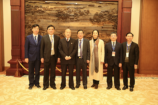 集團公司董事長(cháng)黃道元與參會(huì )各領(lǐng)導合影