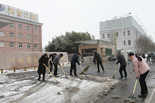 清理公司大門(mén)口積雪
