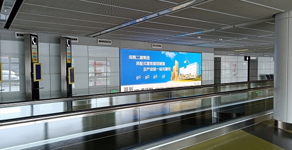 2、機場(chǎng)廣告現場(chǎng)圖.jpg
