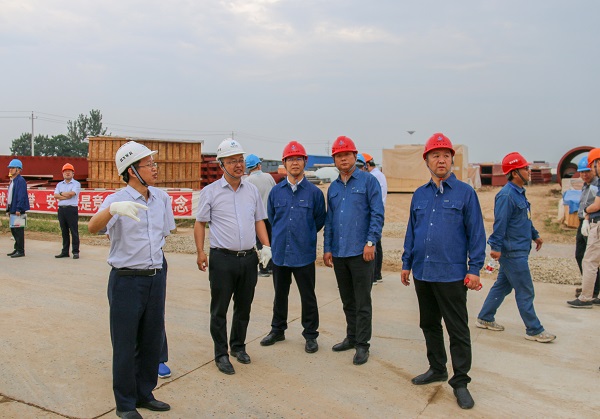 2 ?？偟阮I(lǐng)導與華能陜西分公司領(lǐng)導親切交流.jpg