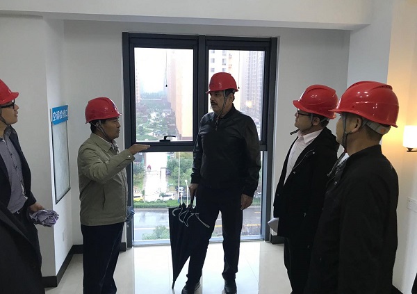 01集團副董事長(cháng)王慶偉向卡馬爾一行講解守拙園公寓樣板間.jpg