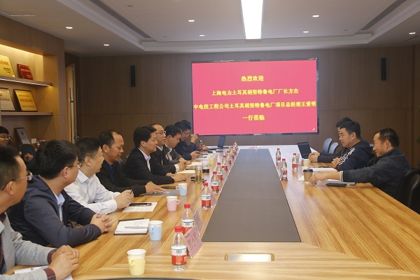 01會(huì )議室親切交談.JPG
