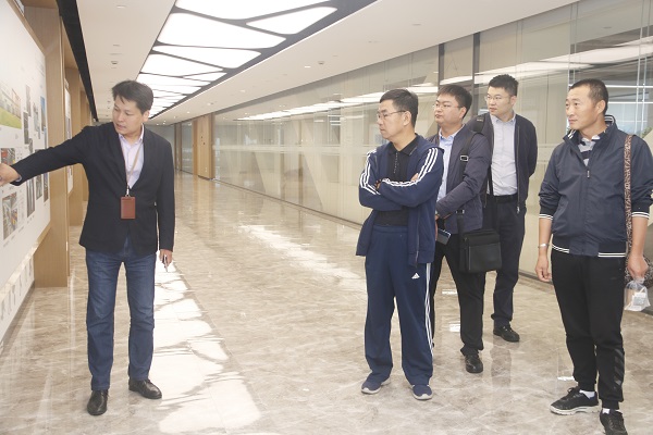 02參觀(guān)集團公司總部.JPG
