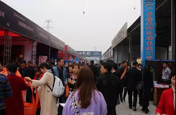 1展會(huì )現場(chǎng)參觀(guān)人員川流不息.jpg
