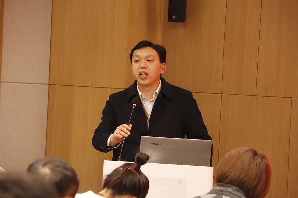 6、集團公司總工程師蘇群山主持會(huì )議 .JPG
