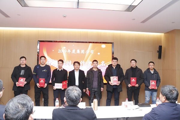 11、集團公司副董事長(cháng)、技術(shù)委員會(huì )主任王慶偉為“優(yōu)秀科技工作者提名”頒發(fā)榮譽(yù)證書(shū).JPG