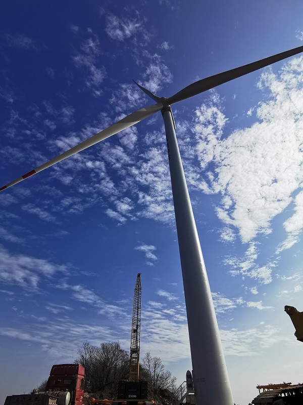 附件4、首臺3MW風(fēng)力發(fā)電機組吊裝完成.jpg