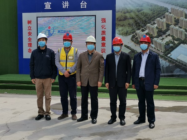 鄭州大學(xué)校長(cháng)劉炯天與項目主要參建人員合影留念.jpg