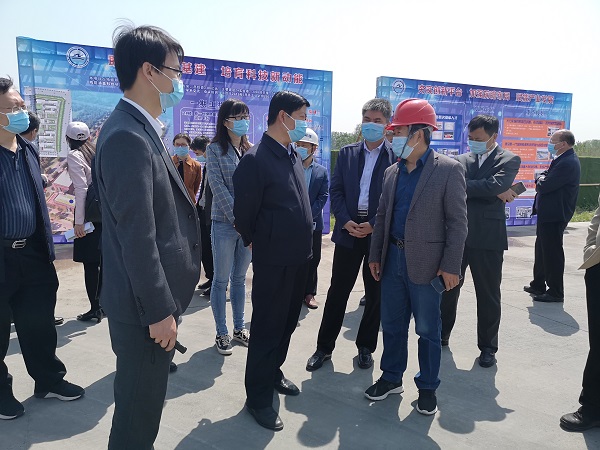 集團公司副總經(jīng)理閆龍廣與史占勇副市長(cháng)就工程創(chuàng  )優(yōu)詳細交談.jpg