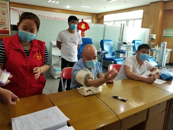 獻血員工正在進(jìn)行血壓和血常規檢查.jpg