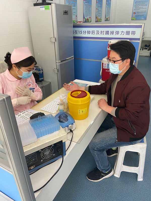 獻血員工正在進(jìn)行血壓和血常規檢查2.jpg