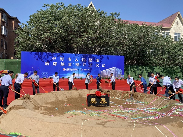 4出席開(kāi)工儀式的各位領(lǐng)導共同為項目培土奠基.jpg