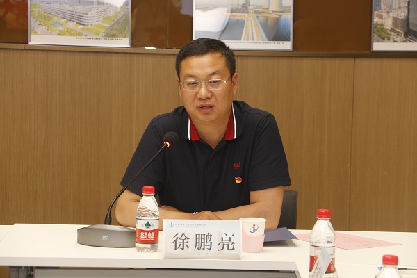 共青團新鄉市委書(shū)記徐鵬亮和與會(huì )青年代表親切交流.JPG