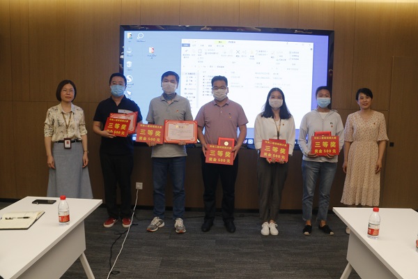 集團公司辦公室主任張嵐、工會(huì )副主席婁梅月為微視頻大賽獲獎單位頒獎.JPG