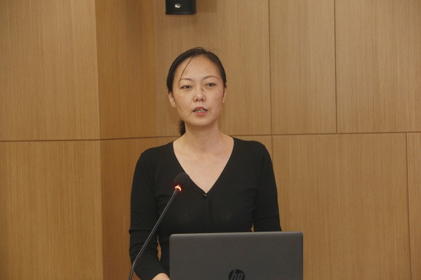 河南省民營(yíng)企業(yè)社會(huì )責任促進(jìn)中心常務(wù)副主任鄭漾對河南二建集團社會(huì )責任報告2020進(jìn)行評價(jià).jpg