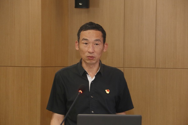 集團公司監事會(huì )主席、黨委副書(shū)記陳百斌宣讀《關(guān)于表彰集團公司先進(jìn)基層黨組織和優(yōu)秀共產(chǎn)黨員的決定》.jpg