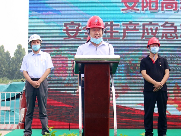 集團公司副總經(jīng)理閆龍廣代表公司作先進(jìn)典型發(fā)言.JPG