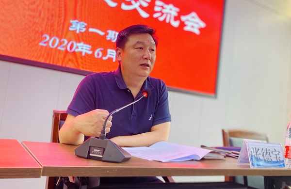 新鄉市城鄉建設執法監察支隊副支隊長(cháng)張德寶現場(chǎng)答疑.jpg