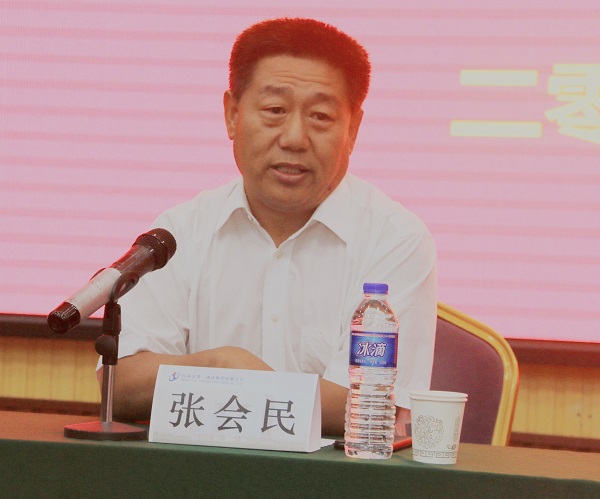 集團公司黨委書(shū)記張會(huì )民對新員工提出希冀.jpg