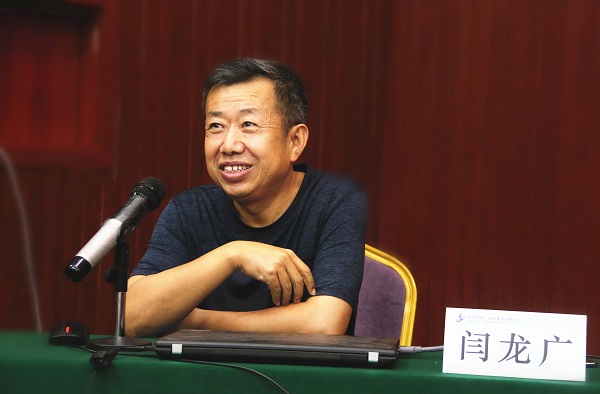 集團公司副總經(jīng)理閆龍廣告誡新員工要時(shí)刻樹(shù)立安全意識.jpg