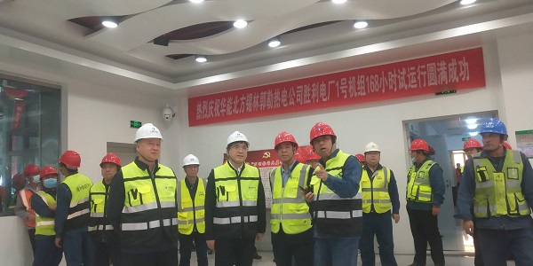 集團公司副總經(jīng)理賈建龍與北方聯(lián)合電力公司董事長(cháng)李向良、基建副總李?lèi)?、北方錫林浩特熱電公司董事長(cháng)李文東在移交現場(chǎng)親切交流.jpg