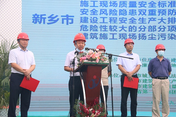 集團公司副總經(jīng)理閆龍廣作代表講話(huà).JPG
