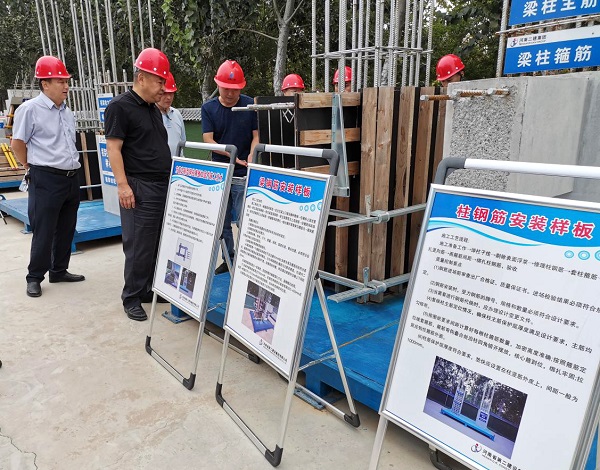 項目經(jīng)理李金平向新鄉市住建局局長(cháng)吳毅強講解項目采用的新工藝.jpg