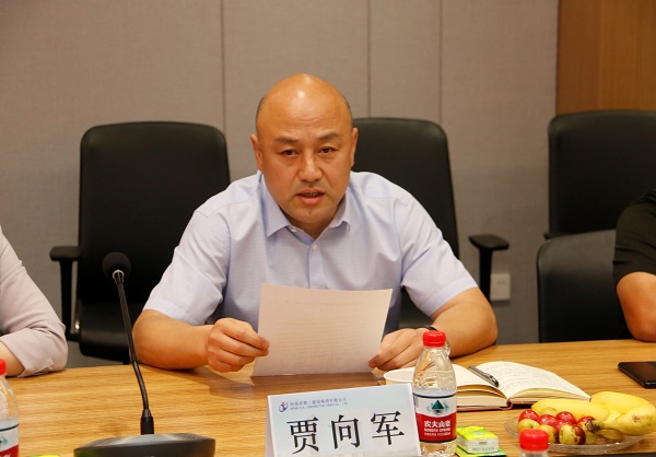 集團公司黨委副書(shū)記、工會(huì )主席賈向軍宣讀《關(guān)于變更2019年度勞動(dòng)模范、崗位標兵獎勵方式的決定》.jpg