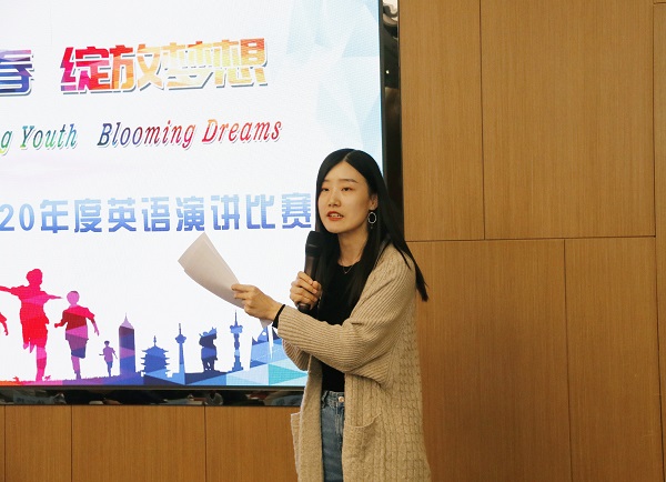 河南財經(jīng)政法大學(xué)翟亞迪博士對選手的表現進(jìn)行點(diǎn)評.jpg