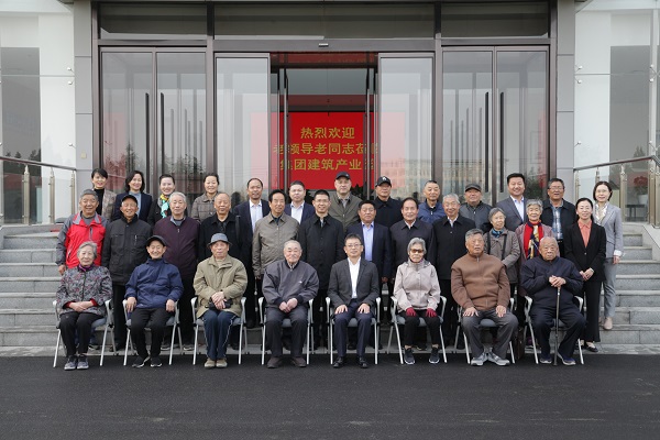 集團公司領(lǐng)導和老同志們合影留念.jpg