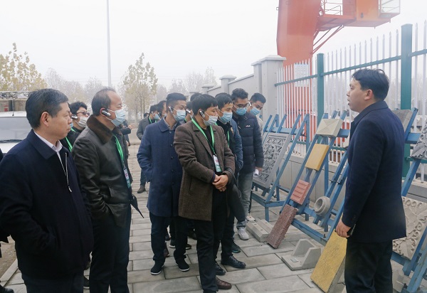 觀(guān)摩人員討論飾面清水混凝土構件制作技術(shù).jpg