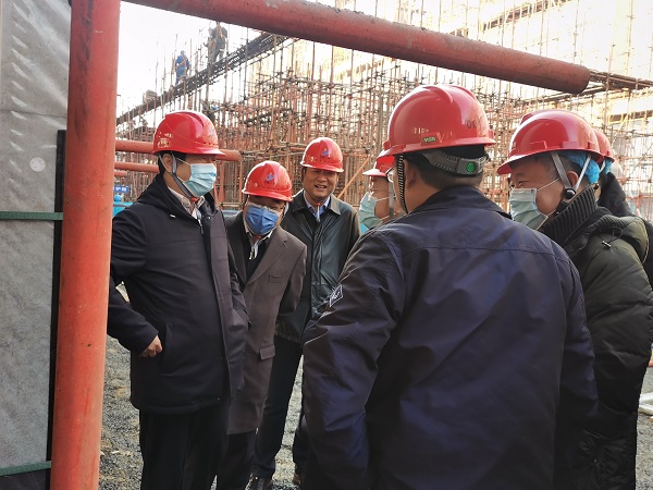 2、集團公司領(lǐng)導與華能集團領(lǐng)導交流清水混凝土框架工藝.jpg