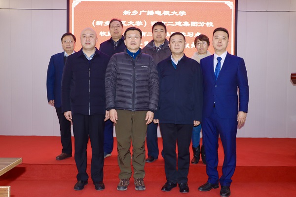 出席儀式領(lǐng)導合影留念2.jpg