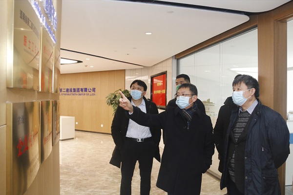 同濟大學(xué)教授、博士生導師李國強一行參觀(guān)集團總部走廊展區.jpg