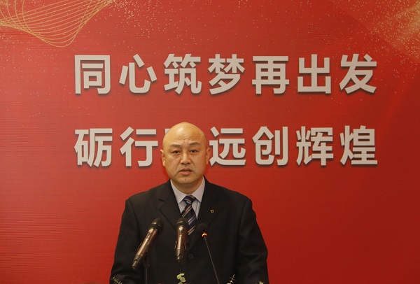 集團公司工會(huì )主席賈向軍宣讀《關(guān)于表彰2020年度先進(jìn)單位和先進(jìn)個(gè)人的決定》.jpg